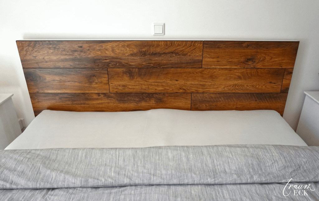 Bett mit Holz-Kopfteil